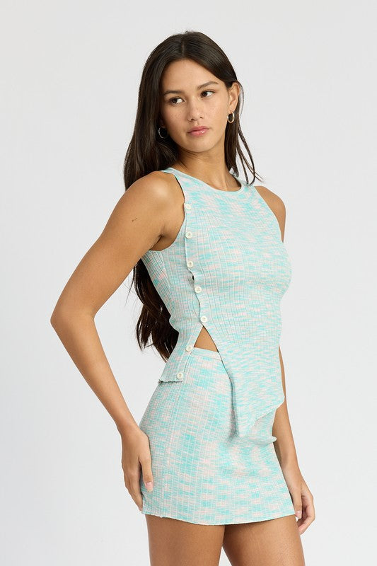 MULTI RIB TOP WITH SIDE BUTTON DETAIL