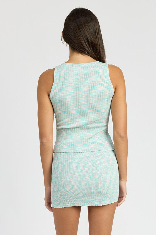 MULTI RIB TOP WITH SIDE BUTTON DETAIL