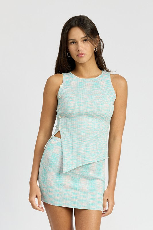 MULTI RIB TOP WITH SIDE BUTTON DETAIL