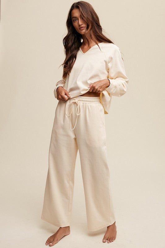 V-NECK SWEATSHIRT AND PANTS SET